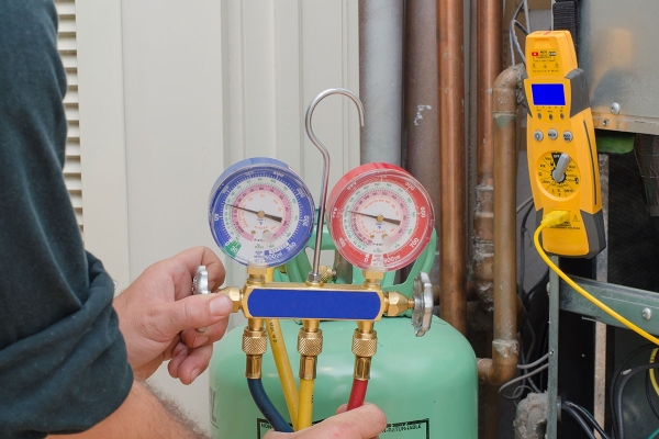 30559884chargingaresidentialheatpumpsystemwithrefrigerant.jpg